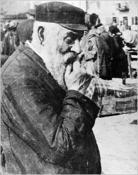 An elderly Jew in the Radom ghetto marketplace.